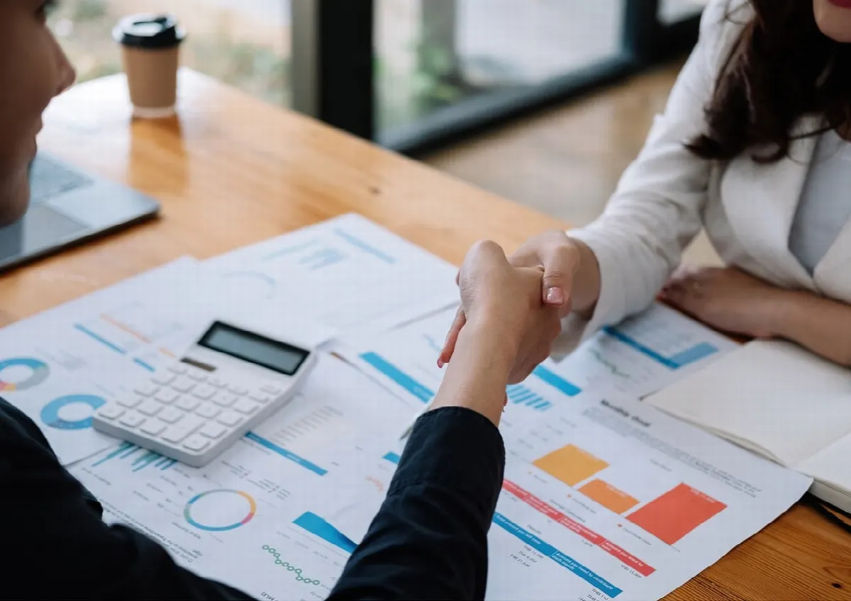 Consultor e cliente em reunião no escritório
