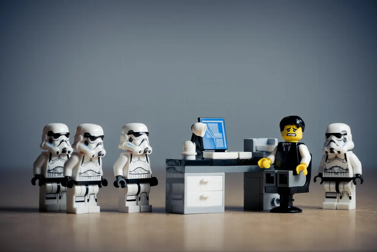 Equipe de atendimento ao cliente em escritório