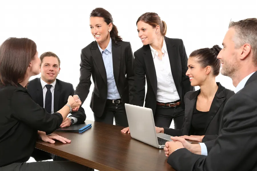 Equipe de consultores reunida em escritório