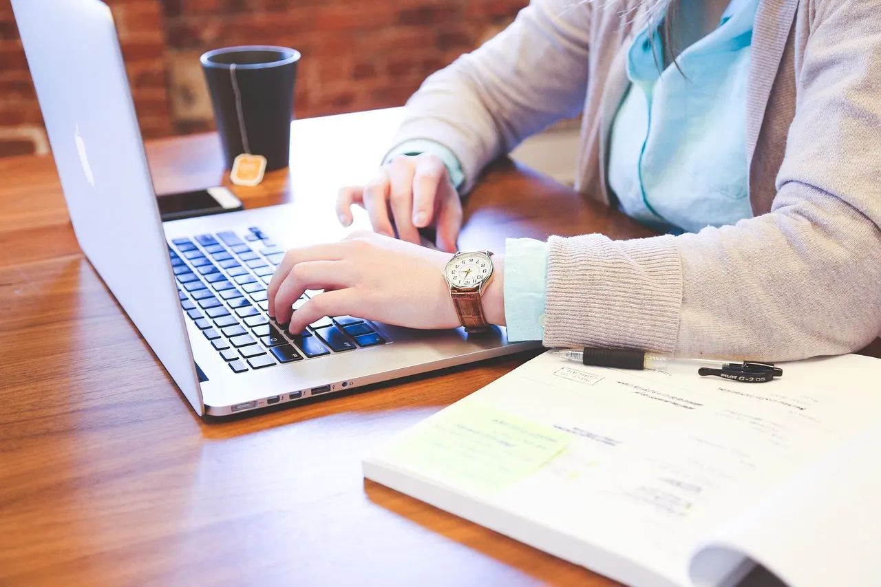 Escritório com materiais de blog de consultoria